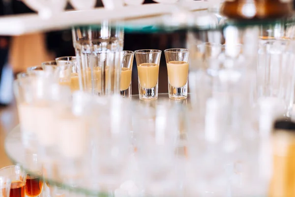 Supporto Vetro Multilivello Bicchieri Con Bevande Alcoliche Matrimonio — Foto Stock