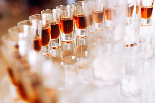 Primo Piano Bicchiere Vino Con Una Bevanda Alcolica Uno Stand — Foto Stock