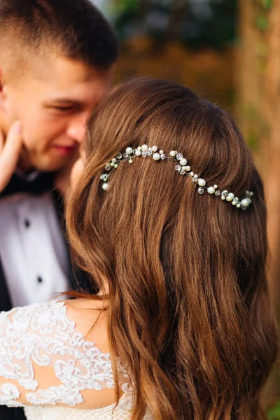 Mooie Bruids Kapsel Met Een Chique Haarspeld Pasgetrouwden Close — Stockfoto
