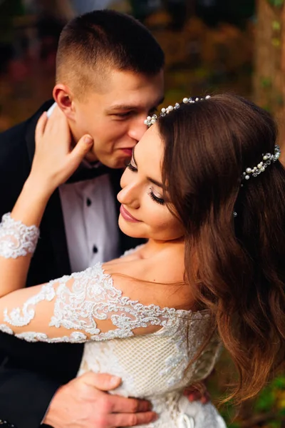 Noivo Beija Noiva Noiva Com Uma Bela Maquiagem Penteado — Fotografia de Stock