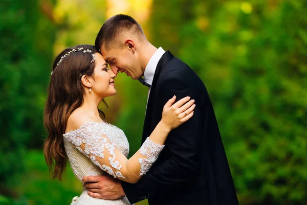 Profil Novomanželů Kteří Sebe Dívají Usmívají Close — Stock fotografie