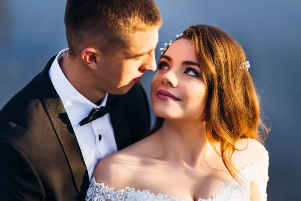Brudgummen Kostym Med Fluga Brud Med Vacker Makeup Och Frisyr — Stockfoto