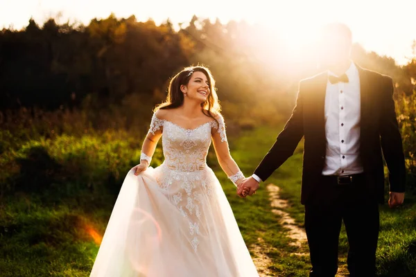 Bruden Med Vacker Frisyr Och Makeup Tittar Brudgummen Bröllopsklänning Med — Stockfoto