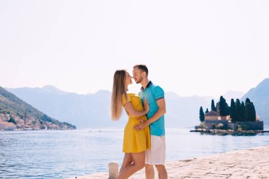 Denizin kenarında yaz zaman zevk aşk, Çift.