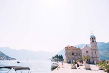 Perast, Kotor Bay, Karadağ yakınlarındaki Our Lady of the Rocks Kilisesi. Perast, Karadağ, 27 Ağustos 2019