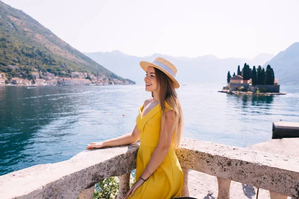 Mulher Vestido Amarelo Chapéu Sorrindo Lago Montenegro — Fotografia de Stock