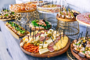 Atıştırmalıkları olan nefis bir düğün masası, Kazak masası. Aperatif masa şenlikli bir akşam yemeği için hazırlandı. Restoranda farklı yemeklerle servis edilen ziyafet masası..