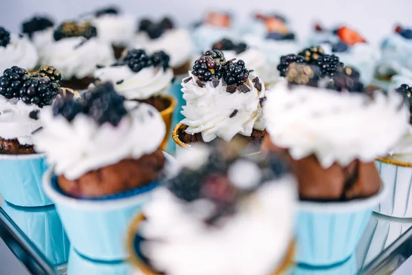 Lahodný Sladký Bufet Krásnými Muffiny Ovocnou Výzdobou — Stock fotografie