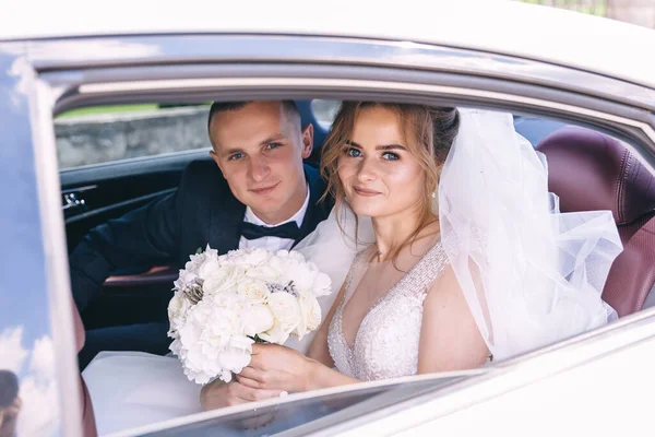 Prachtige Pasgetrouwde Bruid Bruidegom Poseren Auto Ceremonie — Stockfoto