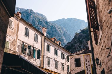 Kotor, Karadağ - 28 Ağustos 2019 Karadağ, Kotor, eski şehir, eski evler ve dağ manzarası