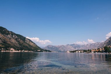 Yaz Akdeniz manzara. Karadağ, Kotor(Adriatic Sea) Bay görünümünü Tivat city yakınındaki