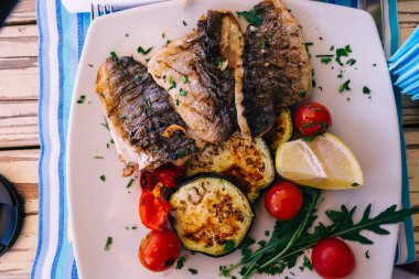 BBQ sebzeli ızgara balık filetosu.