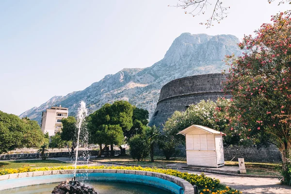 Kotor Montenegro August 2019 Square Fountain Walls Ancient Fortifications Kampana — Stock Photo, Image