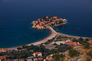 Budva 'daki Sveti Stefan adası güzel bir yaz günü, Karadağ