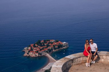 Çift üzerinde bakış açısı sarılma ile Adriyatik Denizi, Budva, Karadağ beldesinde hotel Sveti Stefan Adası yakın:
