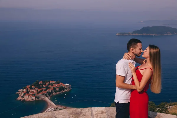 Couple Hugging Viewpoint Island Sveti Stefan Hotel Resort Adriatic Sea — Stock Photo, Image