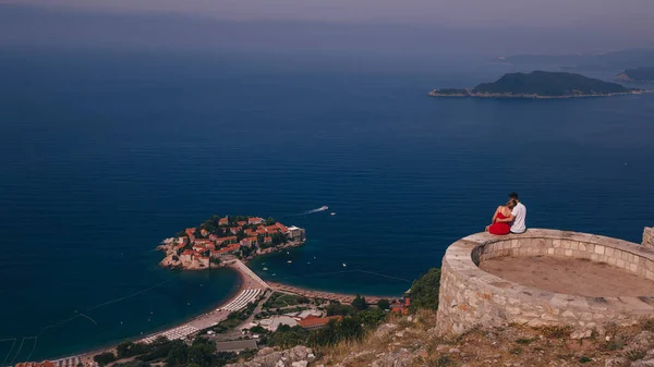 Rear View Couple Hugging Viewpoint Island Sveti Stefan Hotel Resort — Fotografia de Stock