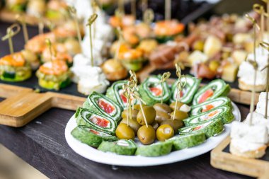 Tuzlanmış somon, krem peynirli ve ıspanaklı rulo.