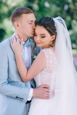 Ormandaki güzel bir evlilik çifti. Gelin peçeli ve elbiseli damada takım elbiseli olarak sarılıyor. Bir erkek ve kadın arasında geçen bir aşk hikayesi..