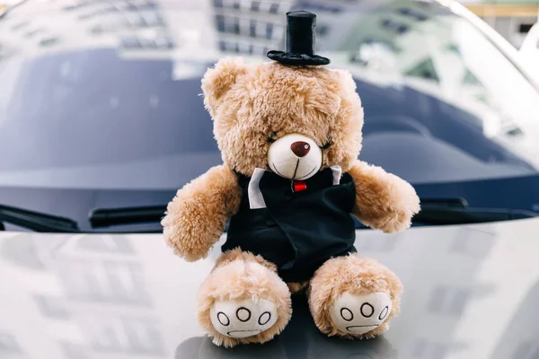 Αρκουδάκι Στο Καπό Του Αυτοκινήτου Μέρος Της Διακόσμησης Του Γάμου — Φωτογραφία Αρχείου