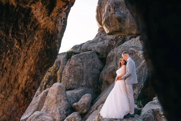 Güzel Yüksek Kayaların Arka Planında Yeni Evliler Düğün Yapma Kavramı — Stok fotoğraf