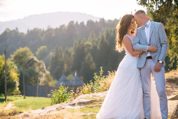 Newlyweds Hug Mountain Forest Honeymoon Wedding Trip Love Fidelity Relationship — стоковое фото