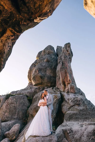 Beautiful Newlyweds Hug Background Rocks Stones Wedding Concept Happy Wedding — стоковое фото