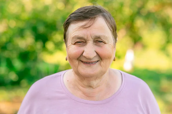 Portrait Elderly Woman Who Smiles Enjoys Life — Stock Photo, Image