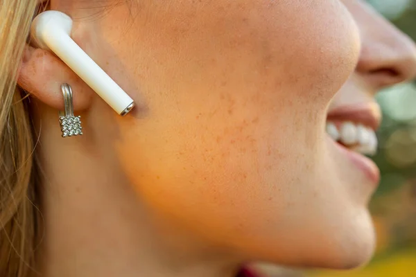 Primer Plano Cara Mujer Con Auriculares Inalámbricos Oído Escuchando Música — Foto de Stock