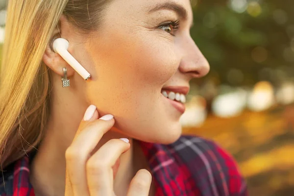 Primer Plano Del Oído Femenino Con Auriculares Inalámbricos Dentro Escuchando — Foto de Stock