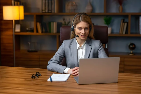 Beautiful Young Business Woman Making Video Call Computer While Talking — Stock fotografie