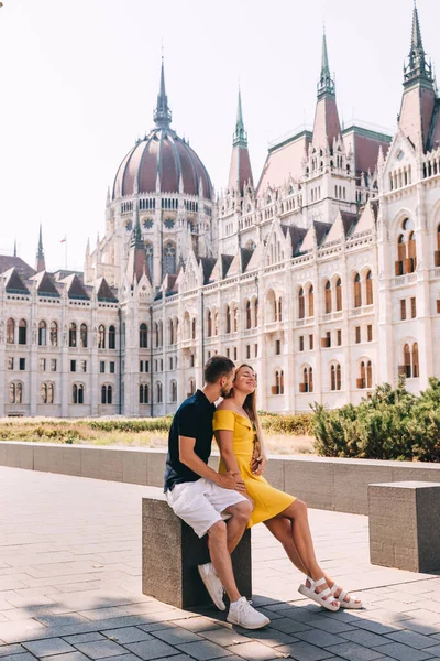 布达佩斯议会前 一对快乐的男女游客拥抱在一起 两个人的旅行Honeymoon — 图库照片