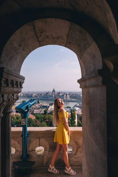 Usmívající Žena Pózuje Vyhlídkové Palubě Oblouku Pozadí Budovy Parlamentu Budapešti — Stock fotografie