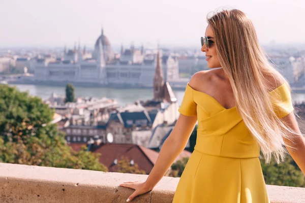 Счастливая Молодая Блондинка Смотрит Достопримечательности Будапешта Улыбается Наслаждаясь Панорамой — стоковое фото