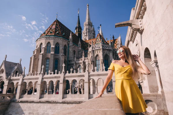 Счастливая Туристка Прогуливалась Возле Римско Католической Церкви Бастиона Фишмана Будапеште — стоковое фото