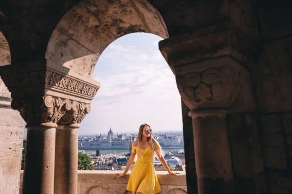 Beautiful Female Tourist Poses Background Budapest Parliament Building Danube River — Stock Photo, Image