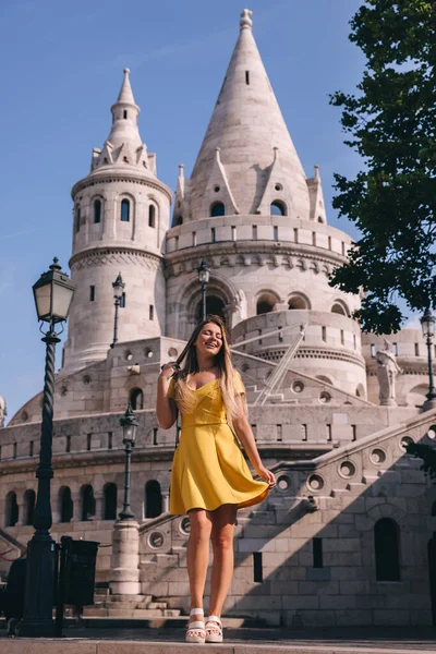 Молодая Туристка Будапеште Венгрия Девушка Посещает Бастион Фишмана Замковом Районе — стоковое фото