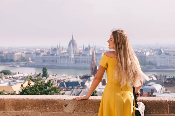 Neşeli Bir Kadın Macaristan Daki Parlamentoya Bakıyor Budapeşte Geziyor — Stok fotoğraf