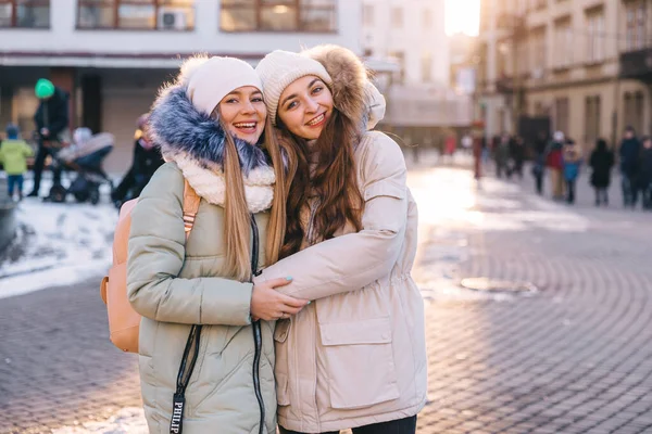 Δύο Ευτυχισμένες Κοπέλες Περπατούν Στους Δρόμους Της Πόλης Αγκαλιασμένες Μετά — Φωτογραφία Αρχείου