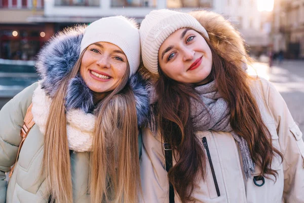 Porträt Fröhlich Lächelnder Teenager Freundinnen Bei Einem Spaziergang Freien Gemeinsam — Stockfoto
