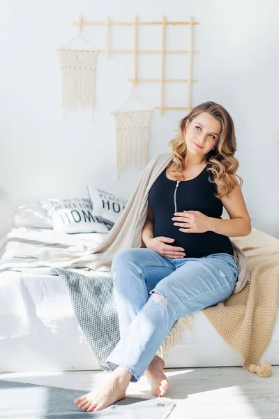 Belleza Mujer Embarazada Sonrisas Misteriosamente Mira Lado Sueños Futuro Bebé —  Fotos de Stock