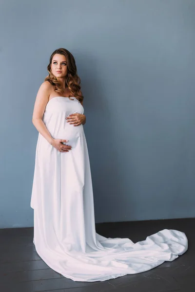 Een Zwanger Meisje Bedekt Met Een Doek Knuffelt Haar Ronde — Stockfoto