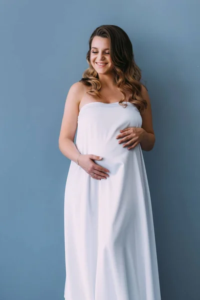 Een Jonge Zwangere Vrouw Die Een Baby Verwacht Knuffelt Haar — Stockfoto
