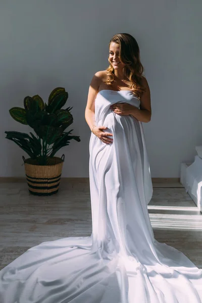 Eine Schwangere Frau Hält Einen Weißen Leichten Stoff Einem Minimalistischen — Stockfoto