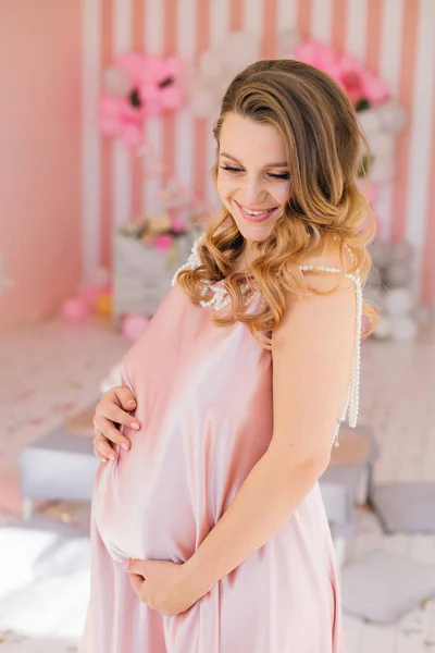 Een Mooie Zwangere Vrouw Een Lichtroze Jurk Glimlacht Poseert Een — Stockfoto
