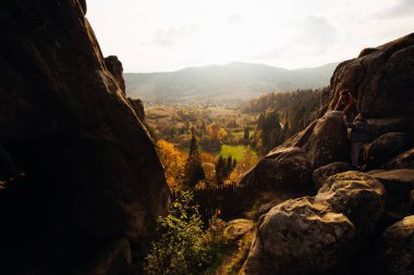 İki dağcı, bir erkek ve bir kadın, dağlardaki yüksek kayaları fetheder.