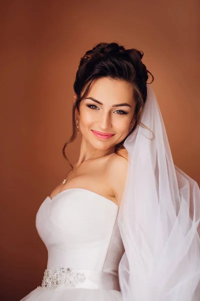 Noiva Morena Sensual Com Penteado Casamento Maquiagem Vestido Branco Véu — Fotografia de Stock