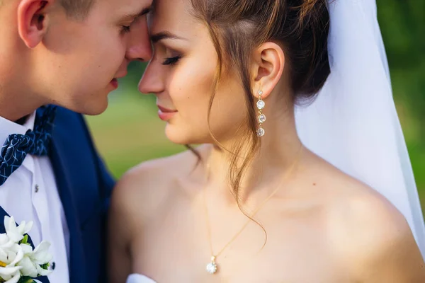 卡西亚快乐浪漫的年轻夫妇在庆祝他们的婚姻时 用额头轻柔地抚摸对方 — 图库照片