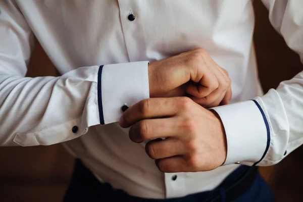 Ręce Człowieka Który Przypina Spinki Mankietów Białej Koszuli — Zdjęcie stockowe