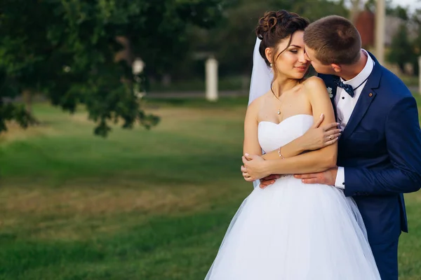 Junges Hochzeitspaar Genießt Romantische Momente Freien — Stockfoto